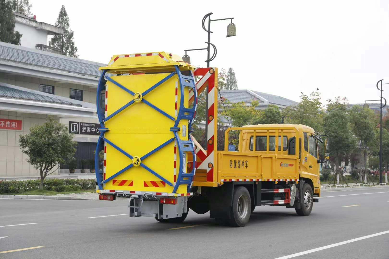 廣東汕頭南澳江鈴防撞緩沖車部署，為道路施工與緊急救援筑牢安全屏障