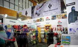 戶外用品漸成時尚新寵，鞋帽零售業(yè)迎來跨界融合新機(jī)遇
